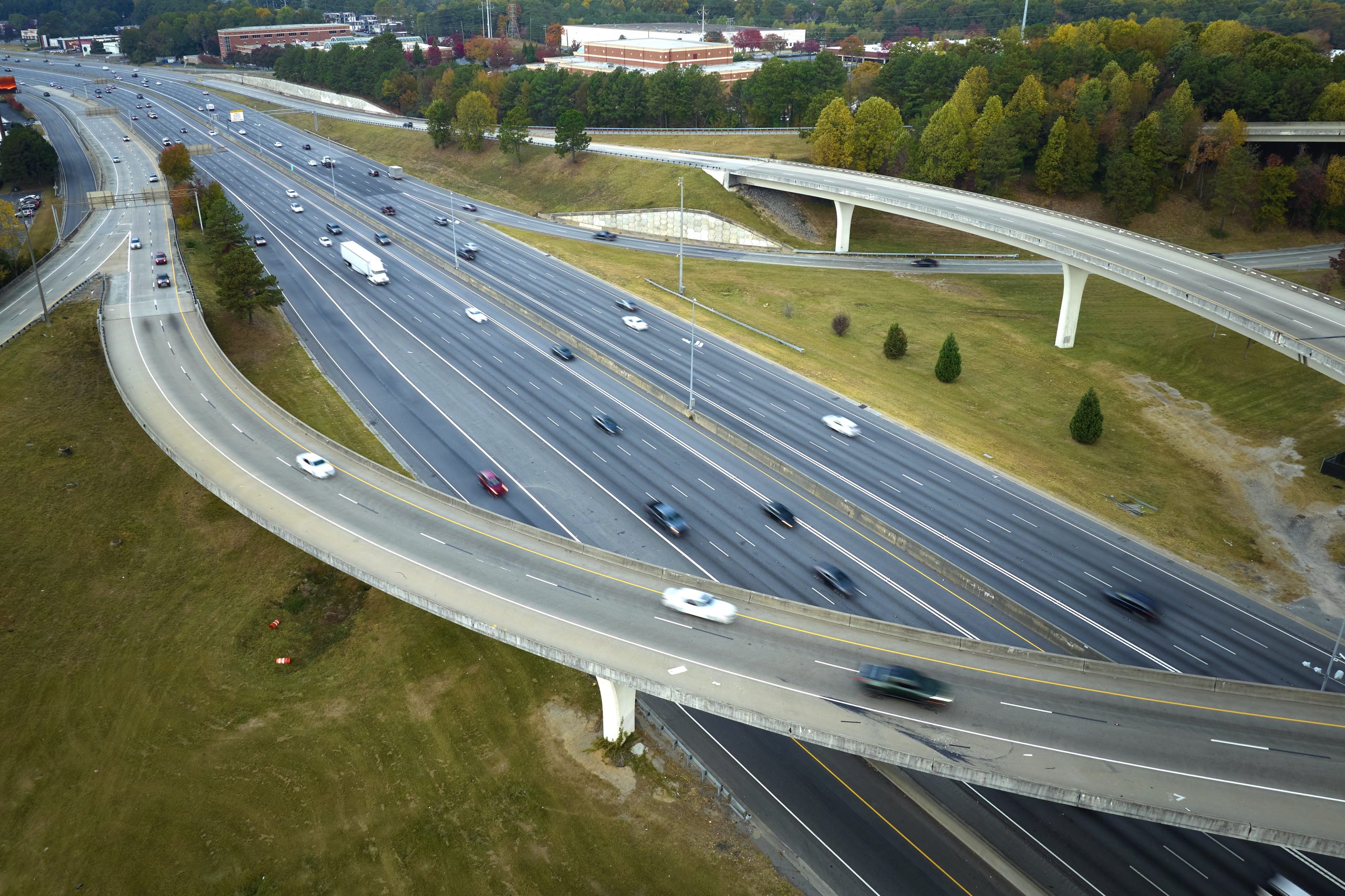 En Denton, la carretera US 380 a su paso por Cross Roads destaca por su combinación de tráfico intenso, cruces importantes, zonas comerciales y obras en curso.