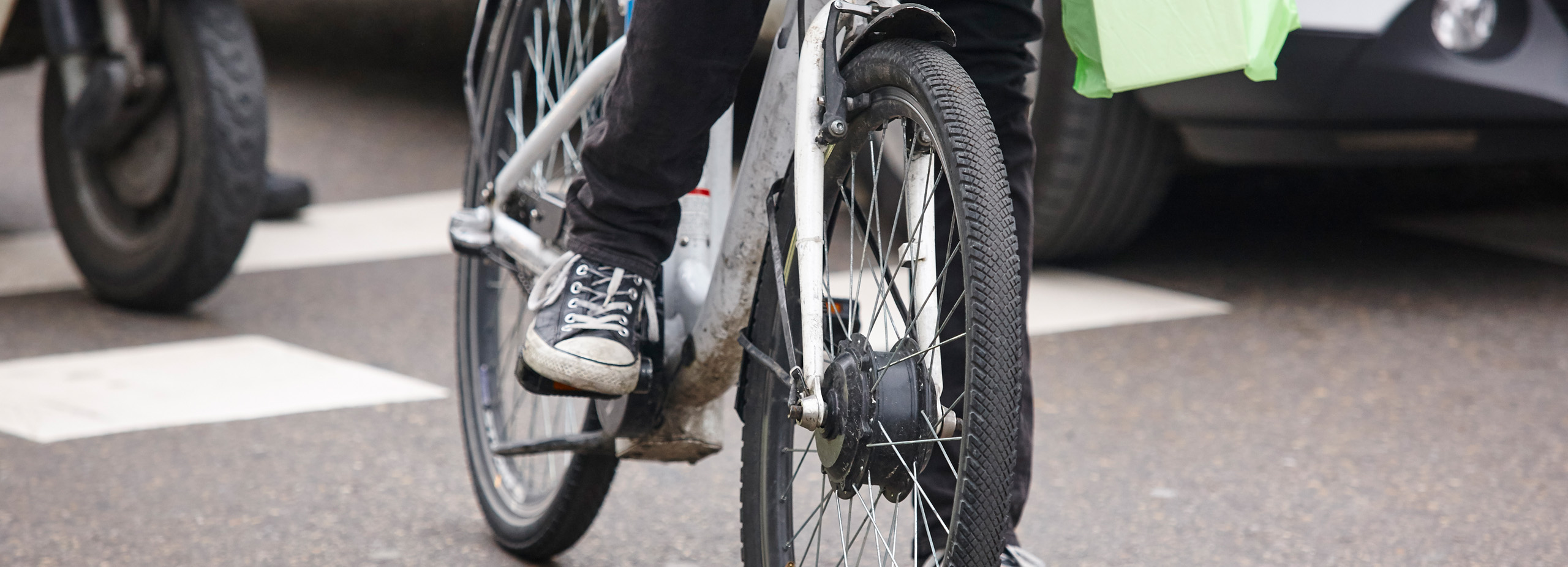 Primer plano de los pies de un ciclista detenido en el tráfico